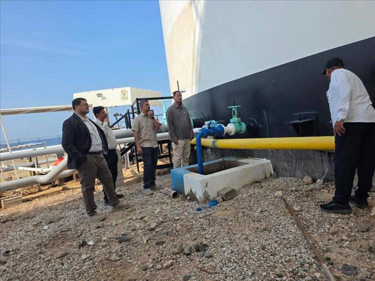 مدير نفط ساحل حضرموت يطّلع على منظومة الأمن والسلامة بمنشآت خلف