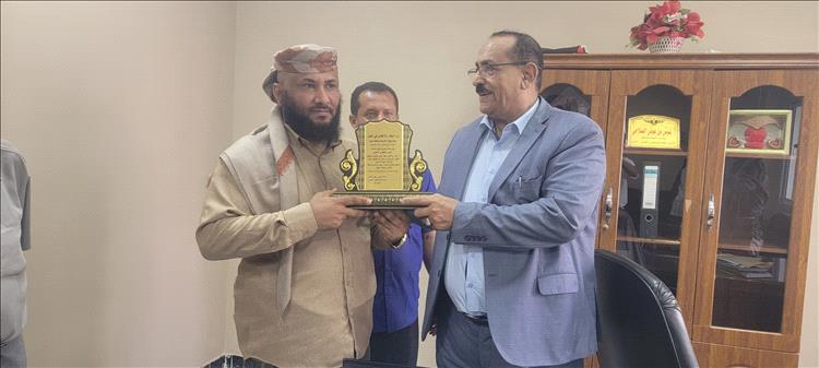 أمين عام المجلس المحلي يكرم مدير عام طور الباحة بدرع"  الوفاء والاخلاص" تقديراً لجهوده المتميزة
