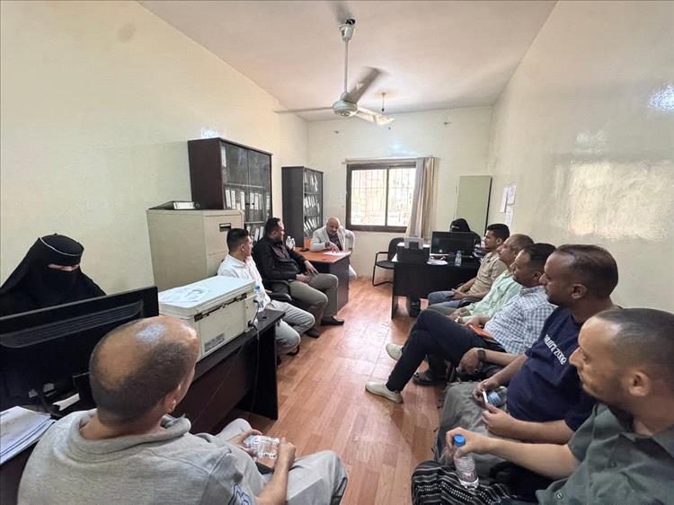 مدير فرع هيئة الأدوية بتعز يناقش مع تجار وبائعي الأدوية بالجملة سبل تنظيم السوق الدوائية