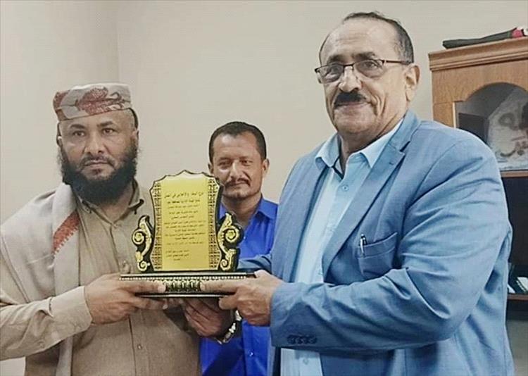 لحج.. أمين عام المجلس المحلي يكرم مدير عام طور الباحة بدرع"  الوفاء والاخلاص" تقديراً لجهوده المتميزة