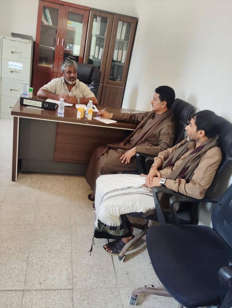 مدير إدارة التعليم العام بالمهرة يتفقد سير العملية التعليمية بمدارس مديرية حوف