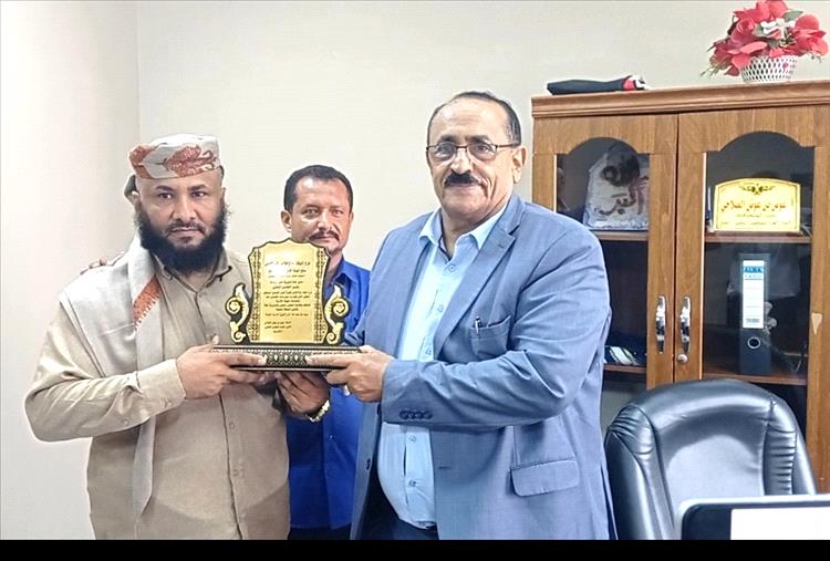 سلطة لحج تمنح درع الوفاء والعمل لرائد التنمية بمديرية طور الباحة