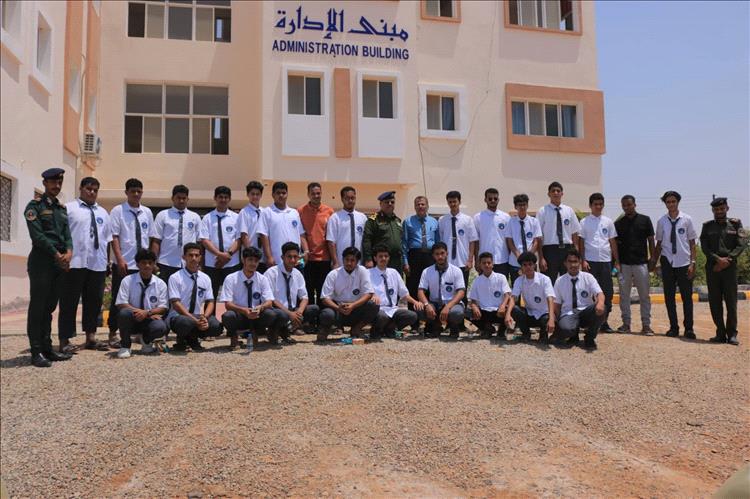 كلية الشرطة حضرموت تستقبل طلاب مدرسة المعارف الحديثة في زيارة تعريفية