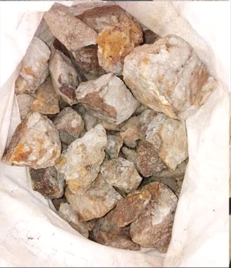 أمن بروم يضبط أشخاصًا يقومون بالتنقيب عن الذهب