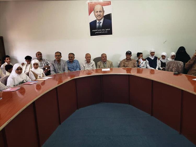 مدير تربية تعز يلتقي المشاركين في تحدي القراءة العربية ويؤكد أهمية القراءة في بناء جيل مثقف