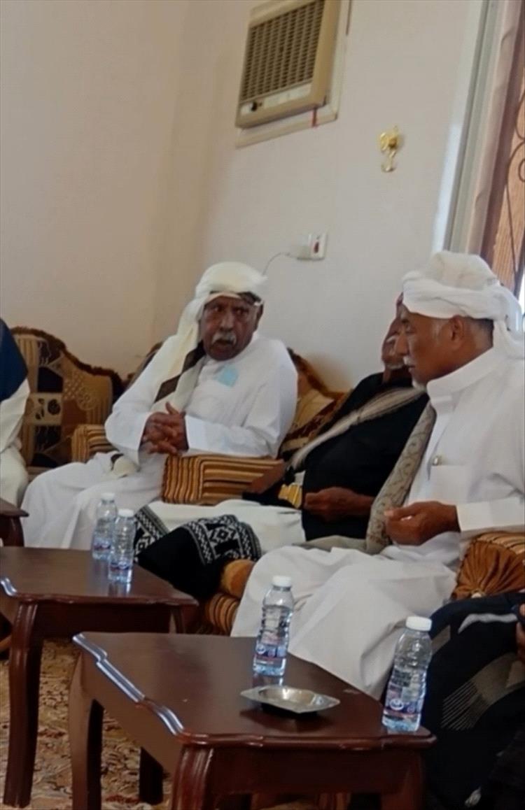 السيد عبدالله العطاس يقيم مادبة وضيافة  فاخرة على شرف الحكم النهدي شيخ قبائل نهد