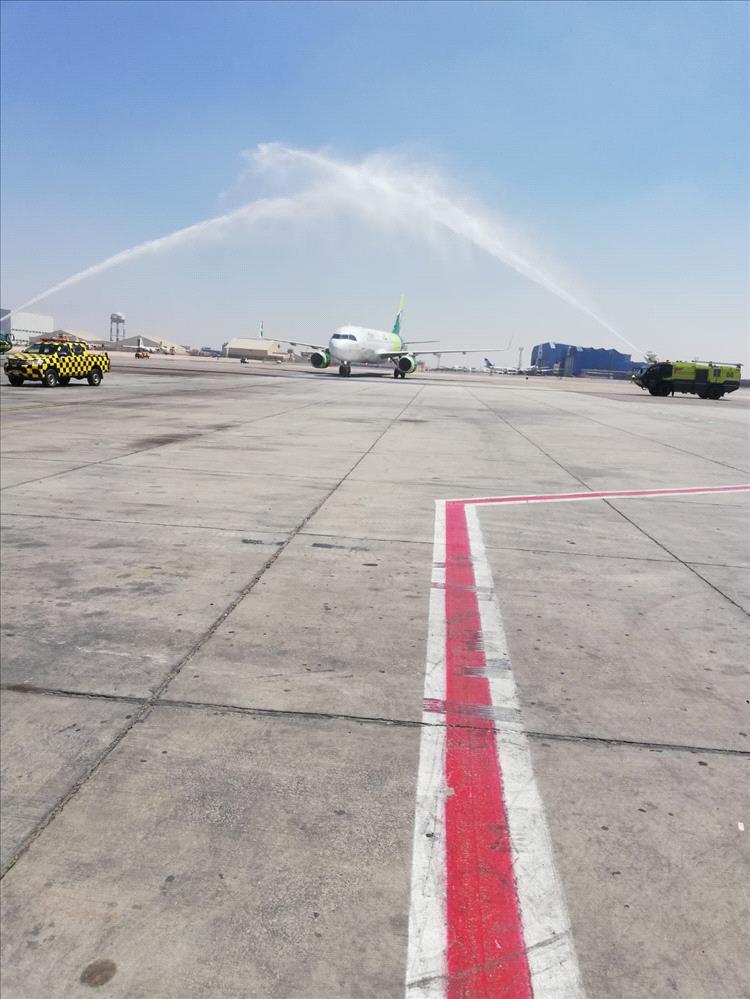 استقبال احتفالي لطائرة “المنصورة” التابعة لطيران عدن في مطار القاهرة