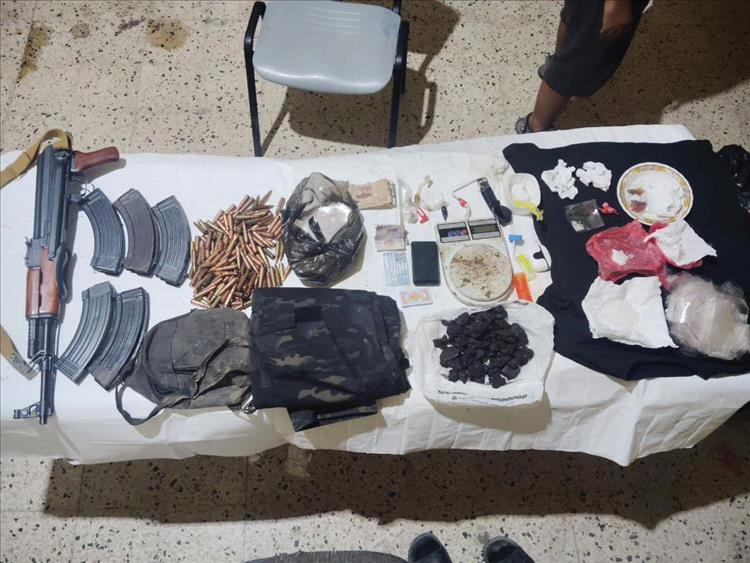 مكافحة المخدرات تضبط أحد أخطر مروجي المخدرات بالمكلا وغيل باوزير وشحير بحوزته زي عسكري لمكافحة المخدرات