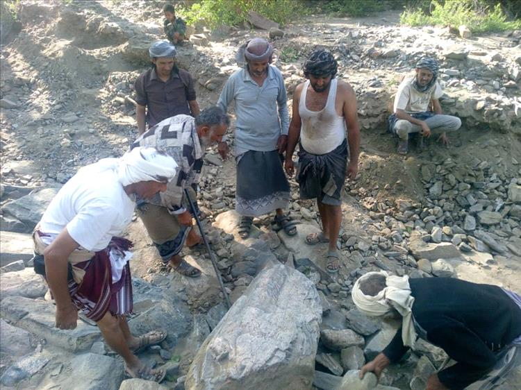 بجهود ذاتية.. أهالي "فلاحة" ينفذون مبادرة أهلية لإعادة تأهيل طريقهم المتضرر من السيول