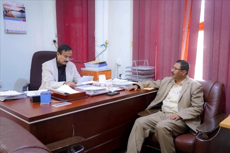 محافظ شبوة يطلع على أوضاع مكتب الصناعة والتجارة، ويثني على جهود الرقابية.