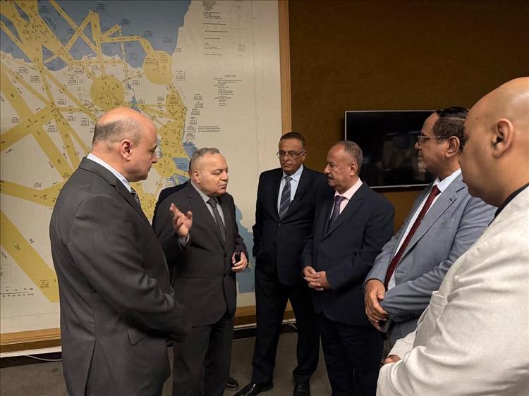 وزير النقل يزور مركز الملاحة الجوية بالقاهرة لبحث سبل التعاون المشترك
