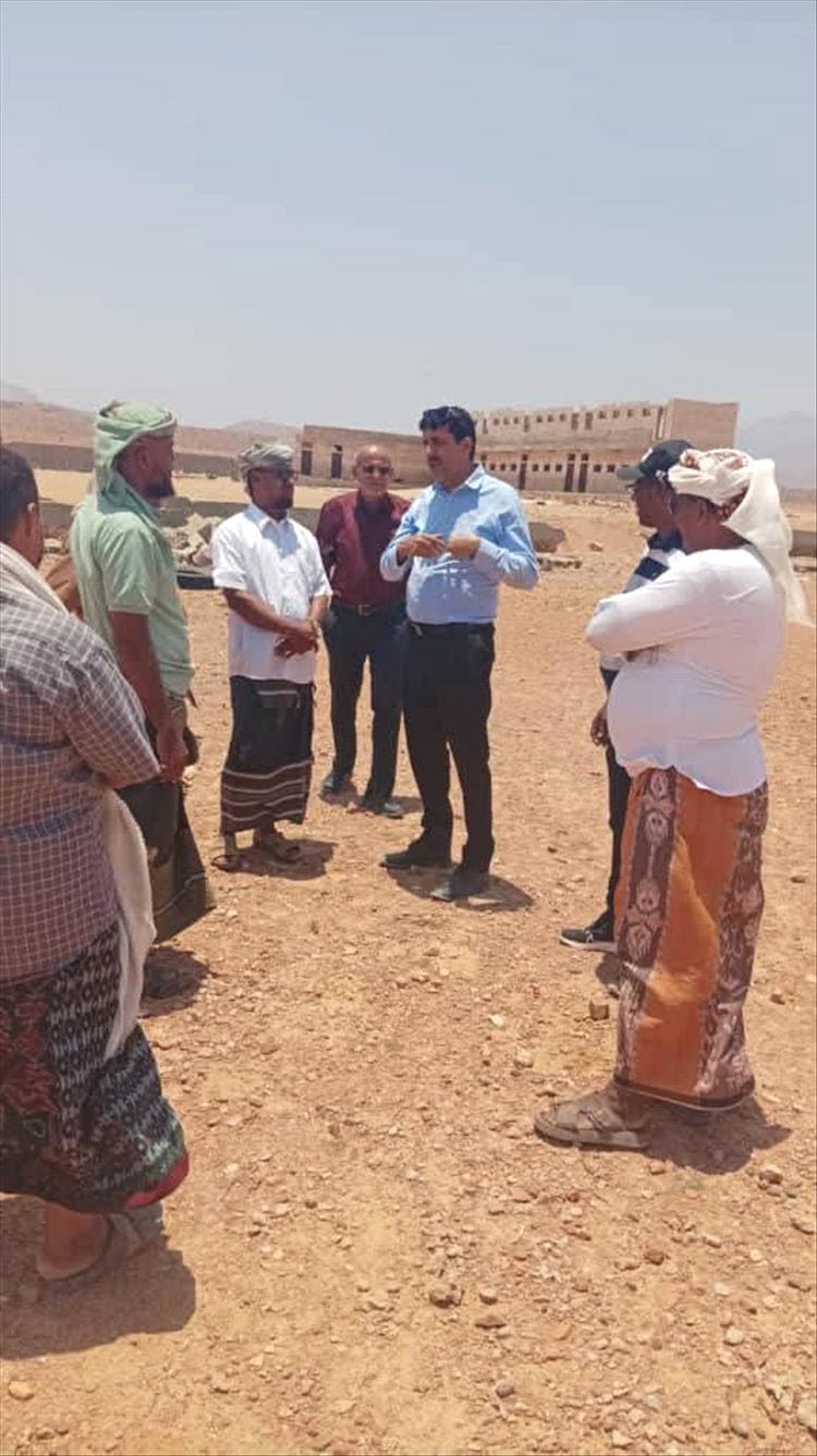 وكيل وزارة الشباب والرياضة يطلع على موقع المدينة الرياضية بسقطرى