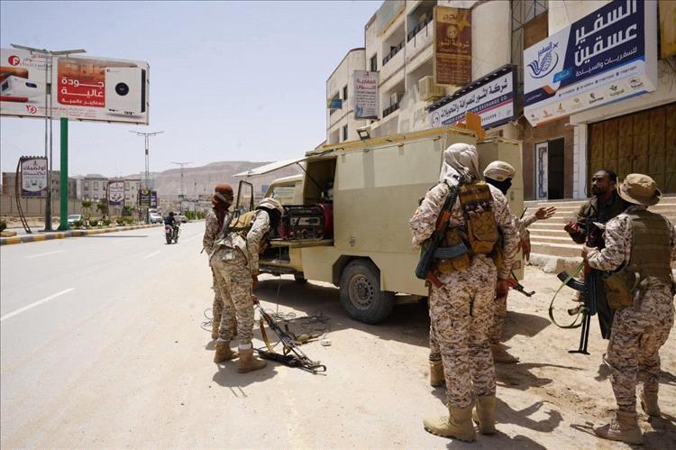 حملة مفاجئة تضبط أسلحة داخل سوق القات بسيئون وتُنهي ظاهرة خطيرة