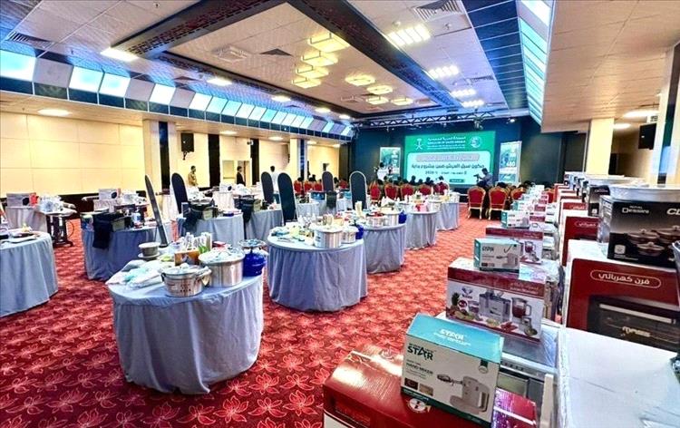 مركز الملك سلمان للإغاثة يسلّم حقائب مهنية للمستفيدات من مشروع "بداية" في المكلا