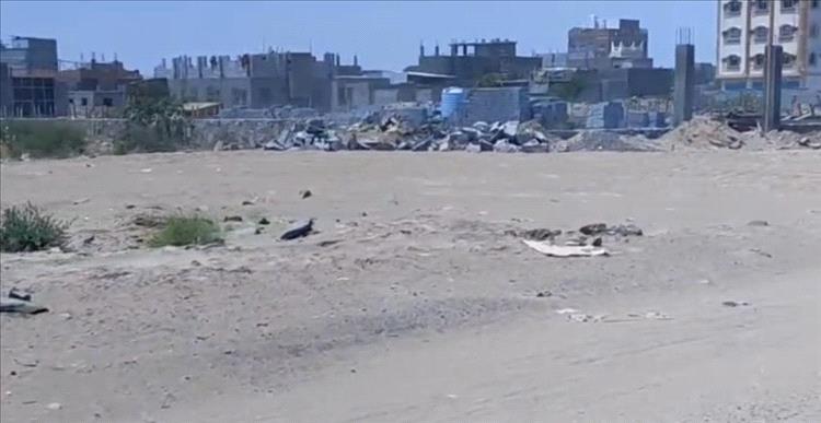 استحداث بناء في مجرى السيول بالحسوة يثير قلق السكان وسط تحذيرات كارثية محتملة