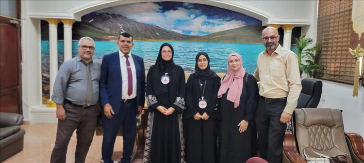 عميد كلية طب الأسنان بجامعة عدن يلتقي ممثلة الصليب الأحمر الدولي لبحث تعزيز التعاون العلمي