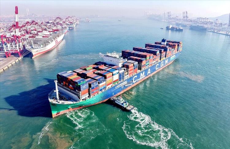 أكثر من 100 تاجر يمني يطلقون استغاثة عاجلة: حاويات عالقة في دبي واتهامات بابتزاز شركة ملاحية