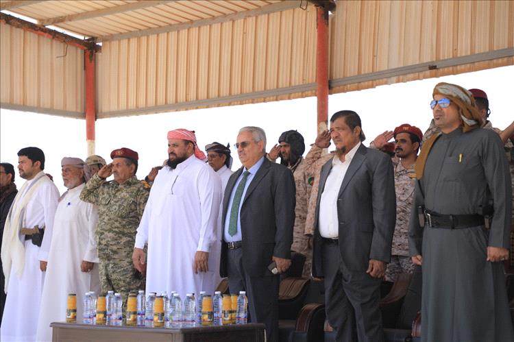 قائد قوات درع الوطن بمحافظة المهرة يدشن دورة تدريبية على الدبابات لتعزيز الجاهزية القتالية.