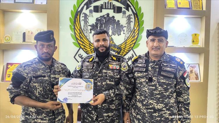 قائد قوات حرس المنشآت وحماية الشخصيات يكرم الجندي عارف أحمد حسان