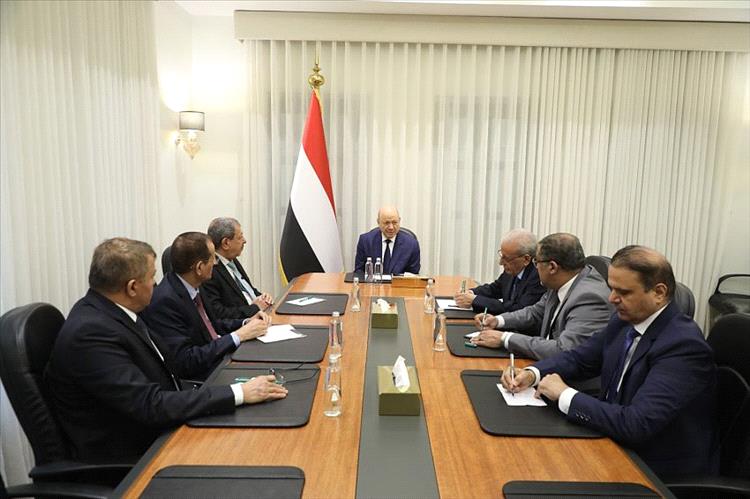 رئيس مجلس القيادة يشيد بالتكامل البناء بين القضاء وسلطة إنفاذ القانون في ردع المخططات الإرهابية