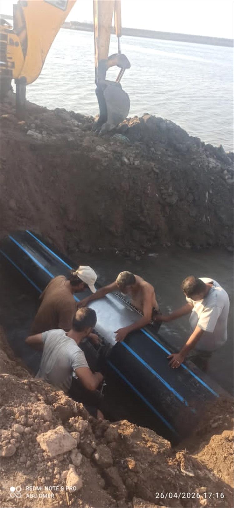 فرق مؤسسة مياه عدن تُنهي أعمال إصلاح كسر خط مياه رئيسي في الخط البحري