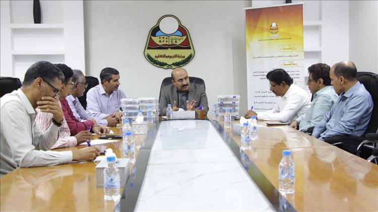 ضمن خطط تطوير التعليم.. المدير باعباد يدشن توزيع حقائب "الأردوينو" بمدارس المكلا