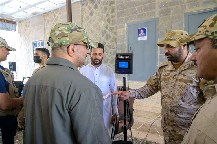 عضو مجلس القيادة طارق صالح يطلع على سير عمل لجنة البصمة الحيوية