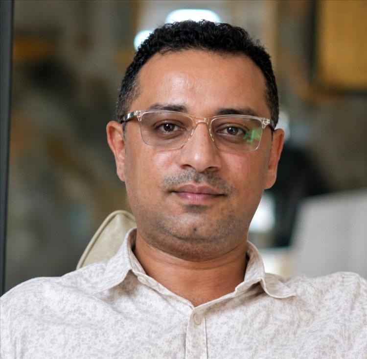 عادل النزيلي: استهداف الانتقالي والإصلاح وتكبيل أبو راس يضعف الأحزاب اليمنية لصالح المشروع الإمامي