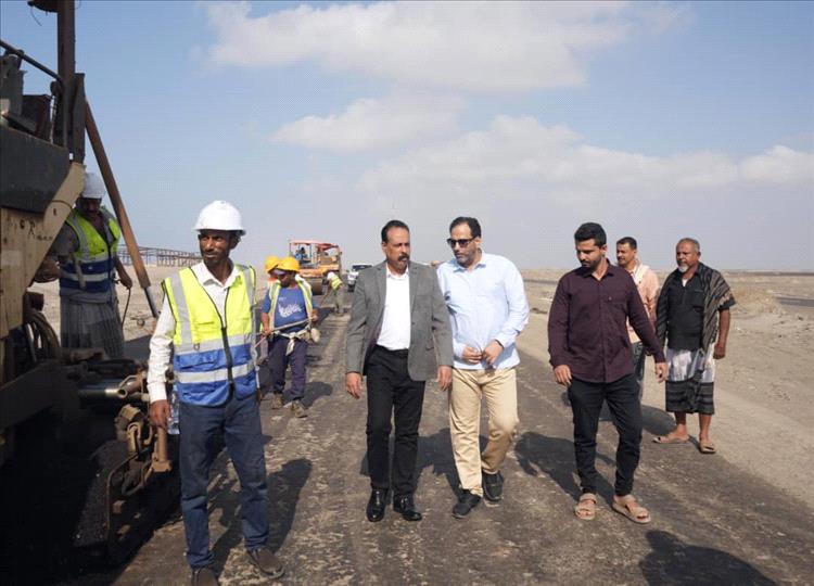 وزير الأشغال يتفقد الأعمال الختامية لمشروع سفلتة الخط الدولي (العلم – دوفس)