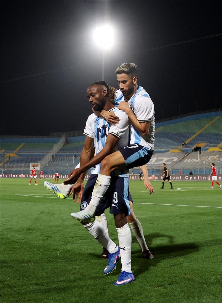 بيراميدز يحقق فوزاً عريضاً على الأهلي ويحيي آماله في المنافسة على لقب الدوري المصري