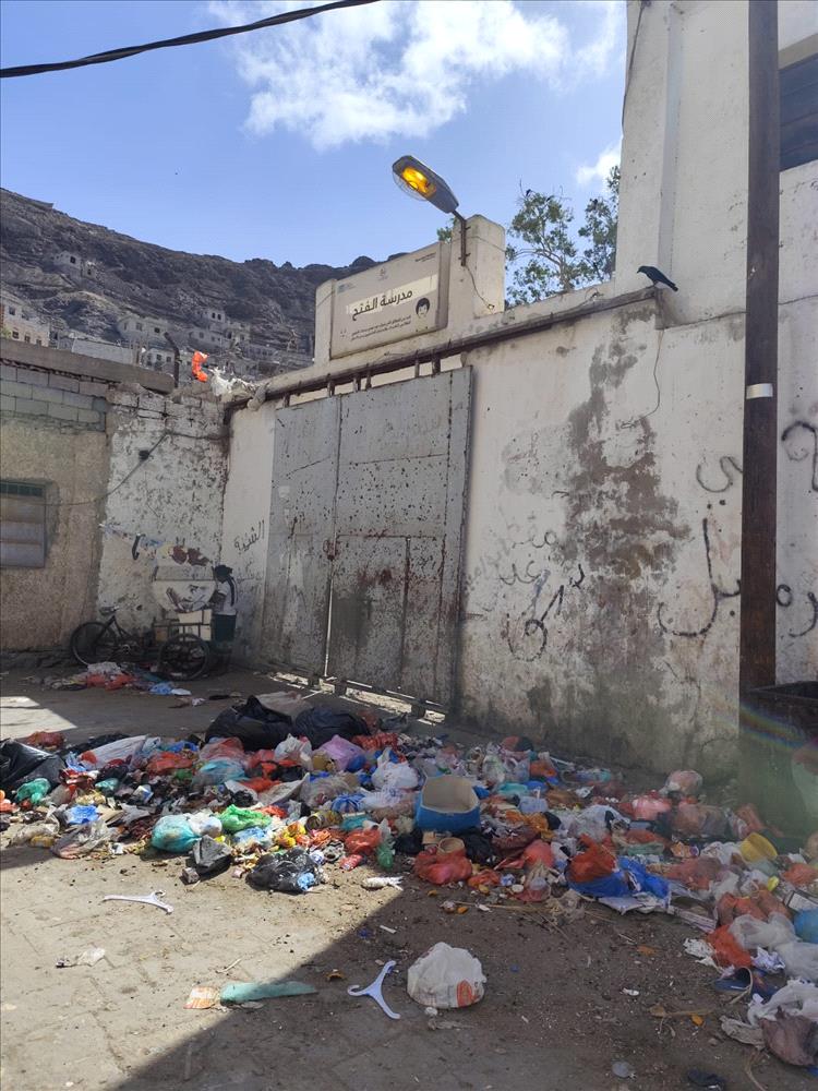 القمامة تغزو التواهي.. شكاوى متصاعدة من تراجع خدمات النظافة