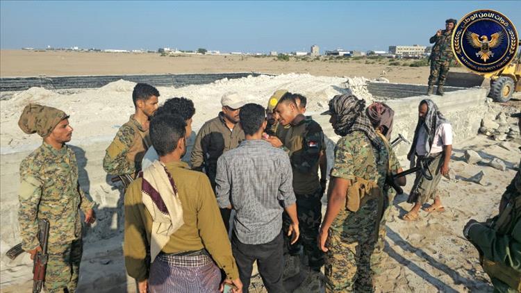 ضبط مخالفين وآليات بناء عشوائي.. العقيد الحوشبي يدشن حملة واسعة لحماية أراضي عدن