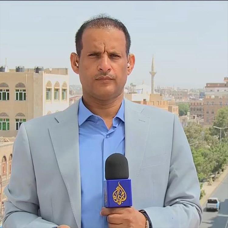 مليشيا الحوثي تعتدي على مراسل قناة الجزيرة وتوقف بثه في الحديدة.. فيديو