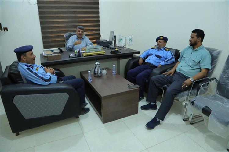 مدير شرطة السير  يبحث مع أمين عام جامعة المهرة مشاركة الجامعة بأسبوع المرور العربي