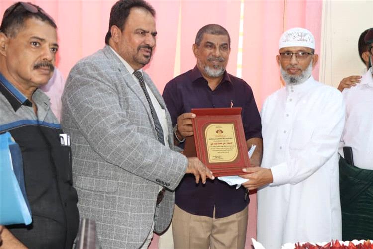 تقديراً لعطائه.. مدير عام شركة النفط فرع عدن يكرم علي عبده مدير إدارة المبيعات السابق
