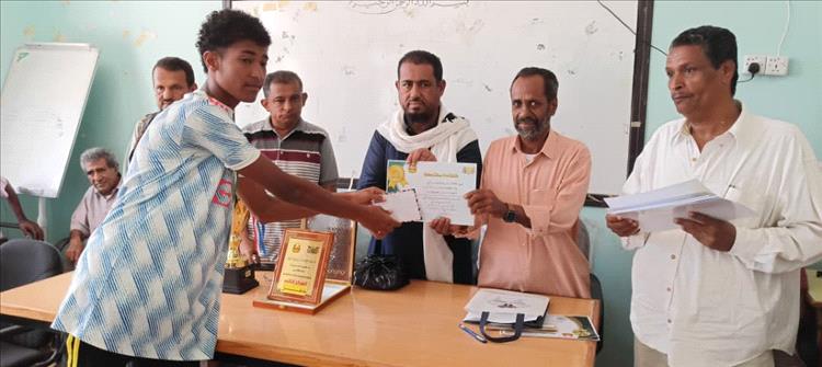 اليوسفي يكرم أبطال المسابقة الرياضية ووصيف المسابقة العلمية