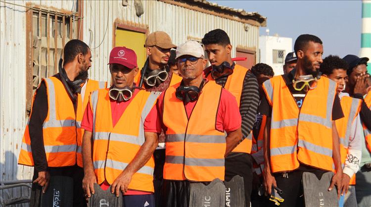 قوات خفر سواحل حضرموت تدشن حملة لتنظيف حوض ميناء المكلا بمشاركة جمعية غواصي حضرموت