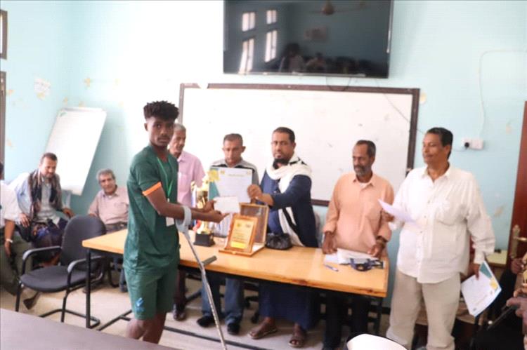 مكتب التربية بخنفر يُكرم أبطال المسابقات العلمية والرياضية على مستوى محافظة أبين