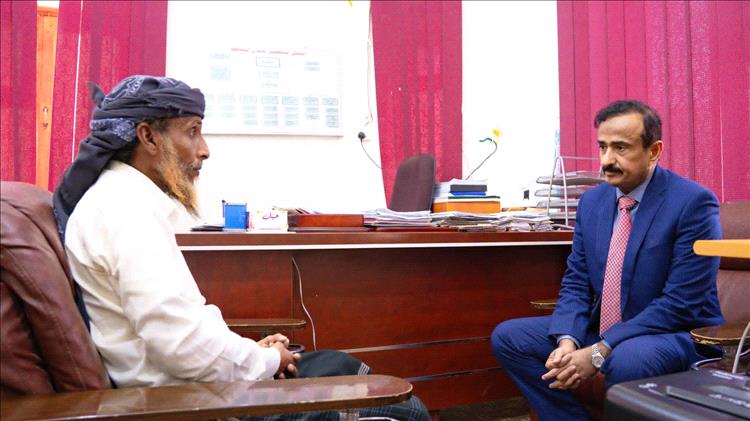 المحافظ بن الوزير يلتقي حسين العظمي والد الشابين الغريقين ويؤكد الوقوف إلى جانب أسرته