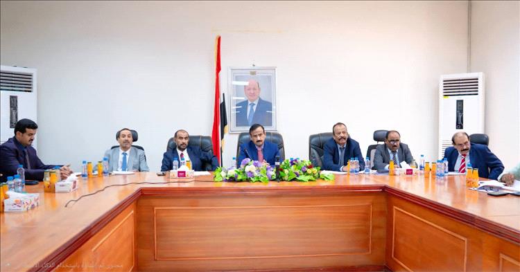 برئاسة المحافظ بن الوزير.. المكتب التنفيذي بشبوة يعقد دورته الاعتيادية ويقف أمام تقارير الأداء المالي والخدمي