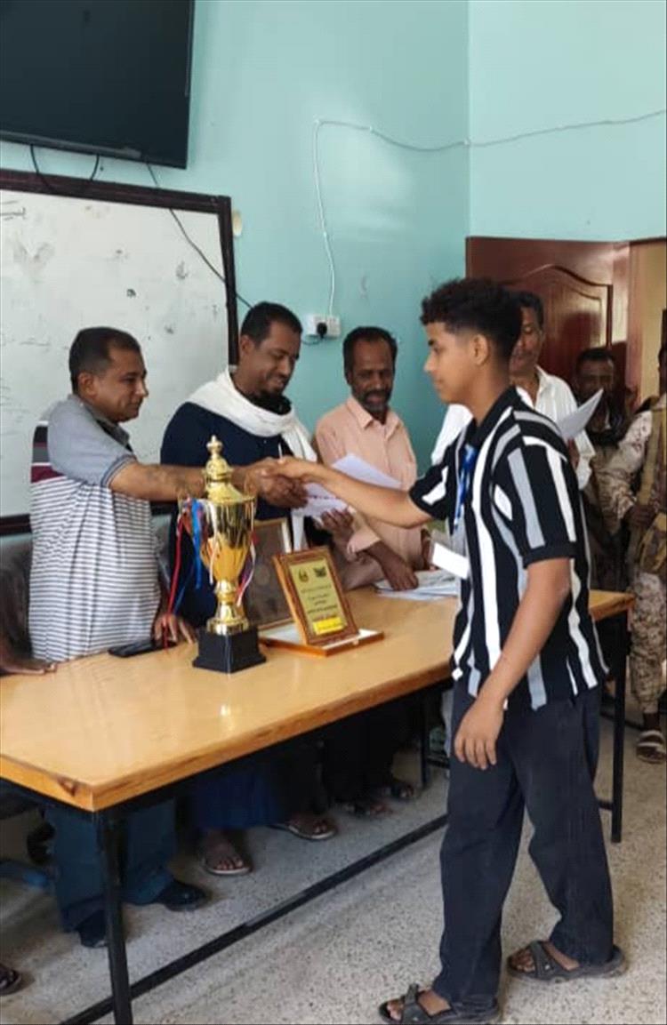 مأمور خنفر يكرّم أبطال التفوق العلمي والرياضي ويؤكد ريادة المديرية في أبين