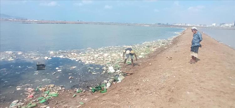 حملة نظافة بعدن تستهدف الأحواض المائية