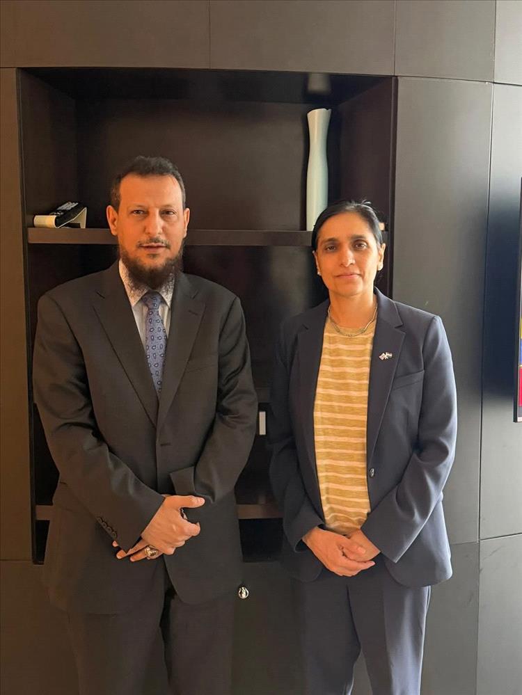 محافظ عدن يبحث مع السفيرة البريطانية مستجدات الأوضاع الأمنية والخدمية