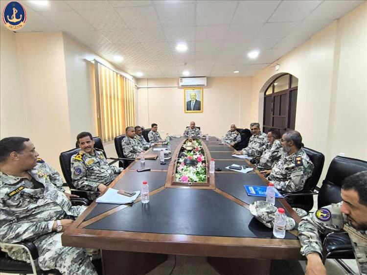 رئيس مصلحة خفر السواحل يعقد اجتماعاً موسعاً مع قيادات المصلحة لتعزيز الجاهزية