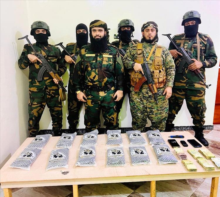 إدارة مكافحة المخدرات في عدن تطيح بثلاثة متهمين بحوزتهم 12 كيلو حشيش مخدر بمنطقة بئر فضل