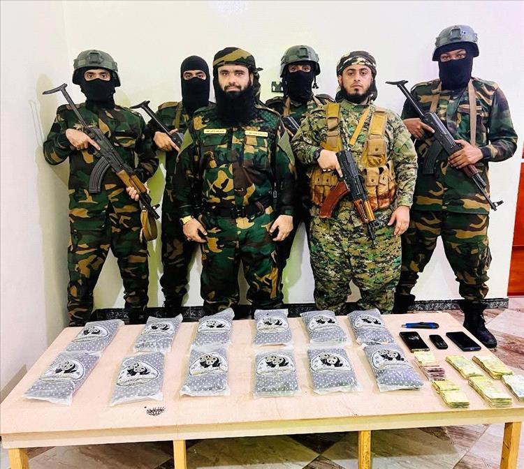 إدارة مكافحة المخدرات في عدن تطيح بثلاثة متهمين بحوزتهم 12 كيلو حشيش مخدر