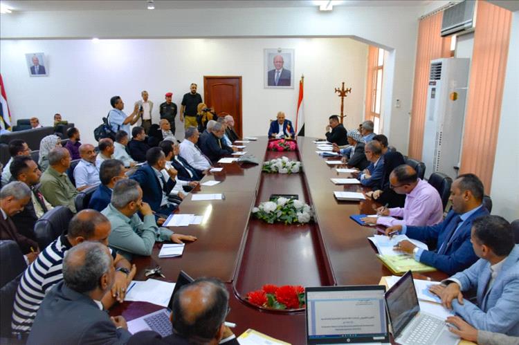 محافظ تعز يناقش التقرير التقييمي لتنفيذ خطة التنمية الاقتصادية والاجتماعية للعام 2024–2025م