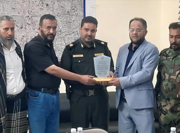 أهالي بئر فضل يكرمون قائد الشرطة ومنتسبي المركز تقديراً لجهودهم الأمنية