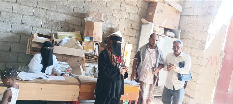 مديرة إدارة التثقيف والإعلام الصحي بالمحافظة تتفقد سير عمل النشاط الايصالي بحوطة لحج