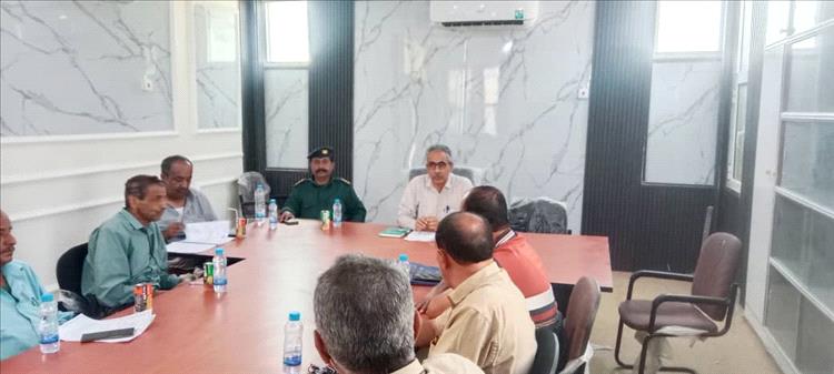 تنفيذي عتق يقر تبليط الأرصفة ويبحث تقارير الصحة والتربية ويشيد بدعم المحافظ ابن الوزير
